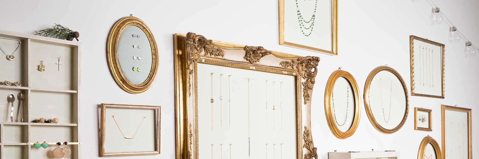 Innenansicht der Goldschmiede mit Goldschmuck