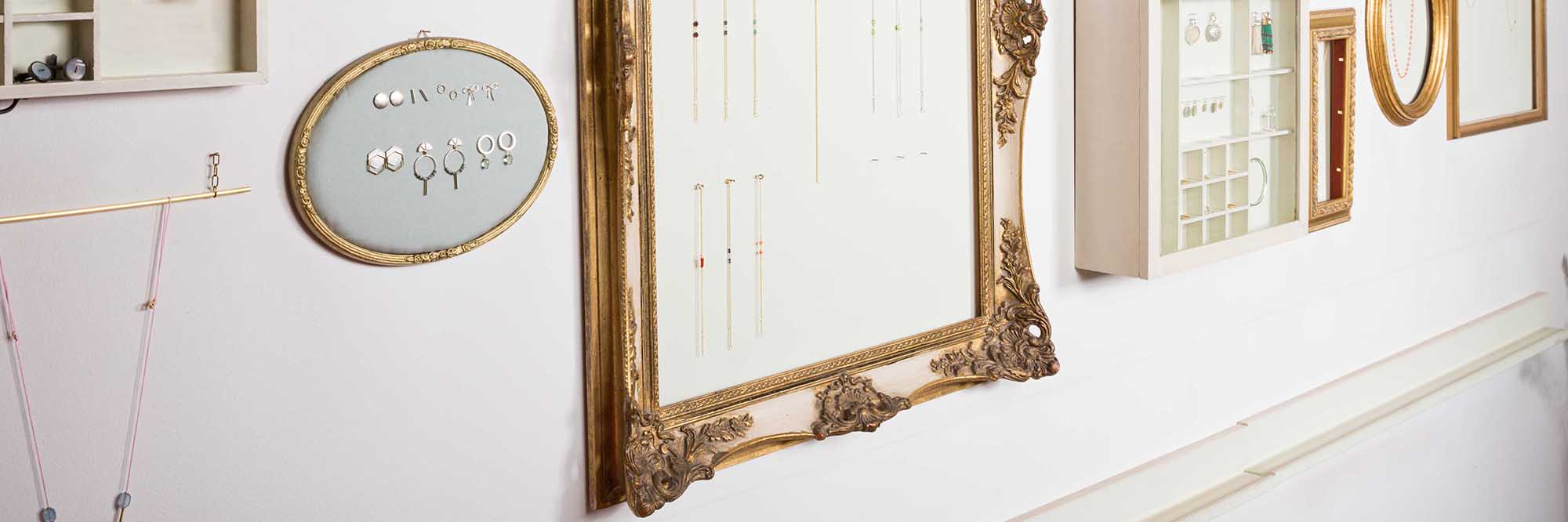 Innenansicht der Goldschmiede mit Goldschmuck